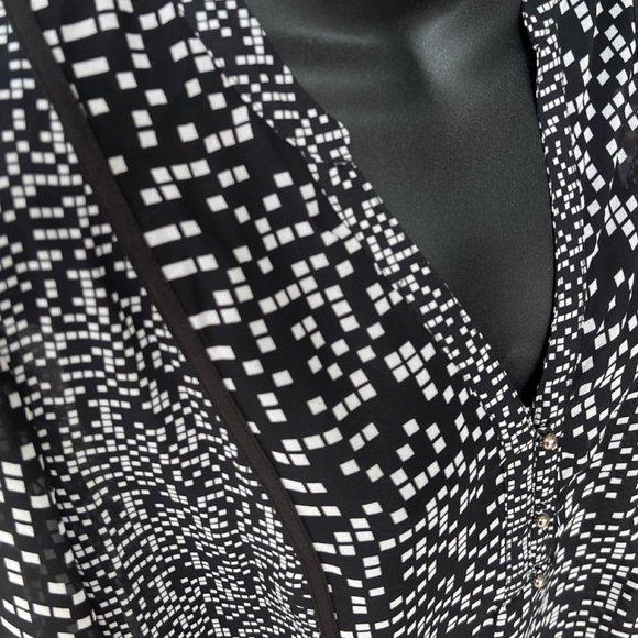 🌸4/$20🌸 Black and White Checkered Longsleeve V-Neck Blouse - Picture 6 of 11